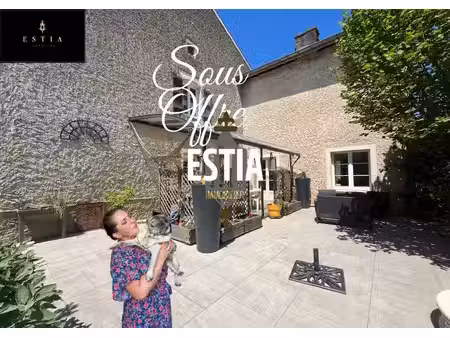 maison de ville avec un bel espace extérieur