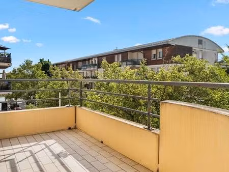 charmant 2 pièces de 47 m2 avec balcon  cave et parking