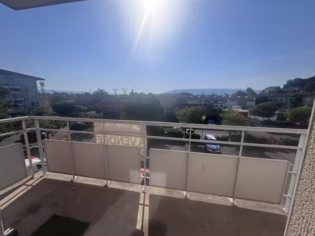 appartement lumineux avec balcon  parking et climatisation