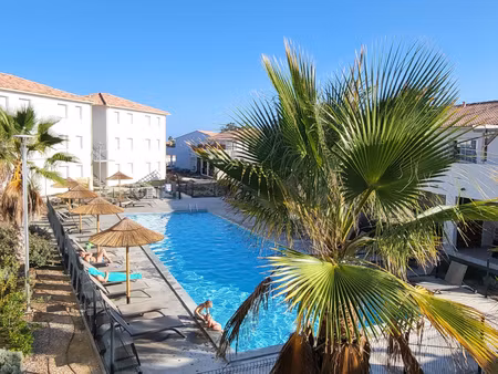 studio avec terrasse dans résidence bord de mer