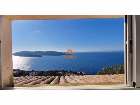 vue mer exceptionnelle pour cette maison sur l'ile du levant