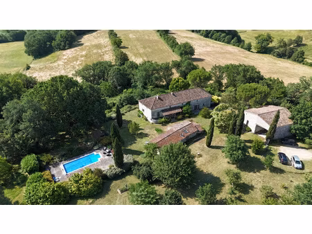 propriété authentique avec maison d’amis  piscine  source et très belle vue
