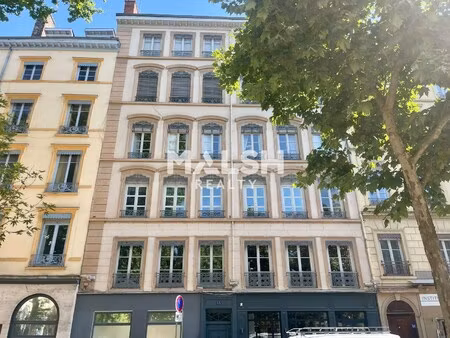 location local professionnel 103m²