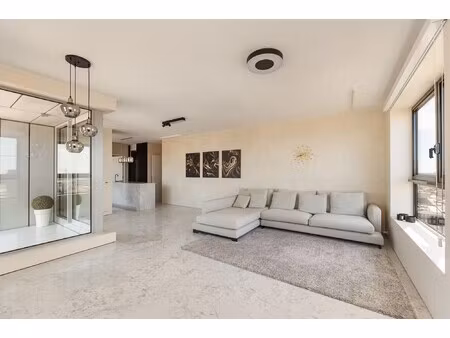 luxueus appartement op 16e verd. met panoramisch uitzicht