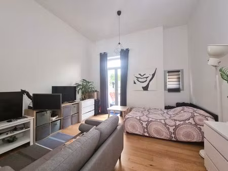 - studio avec grande terrasse refait à neuf -