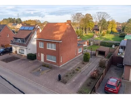 te renoveren woning met 3 slpk's op ruim perceel te beerse