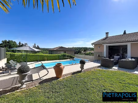 maison individuelle au calme avec jardin et piscine