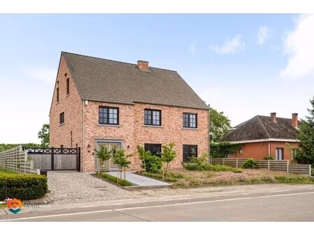 exclusieve woning van 472 m² met 5 slpkrs op perceel van 2007 m² te booischot
