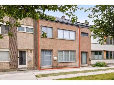 zeer goed onderhouden en instapklare woning met drie slaapkamers  gezellige stadstuin en a