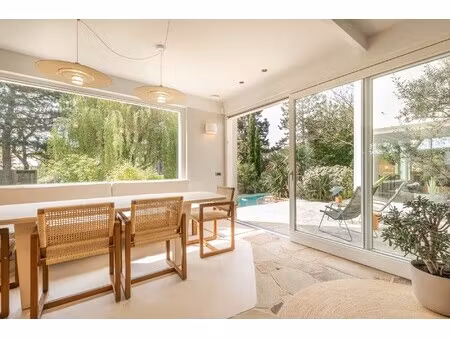 prachtige modernistische villa met parktuin.