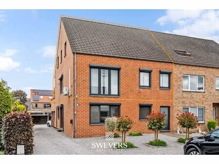 ruime duplex met zonnig dakterras en carport