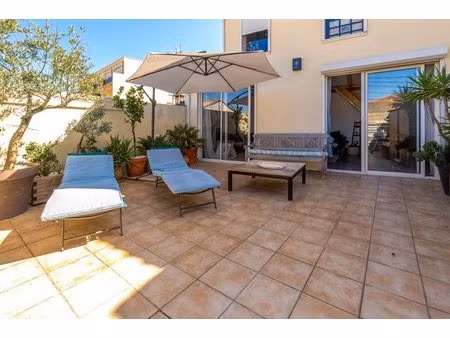 appartement de type 5 avec une terrasse et un parking