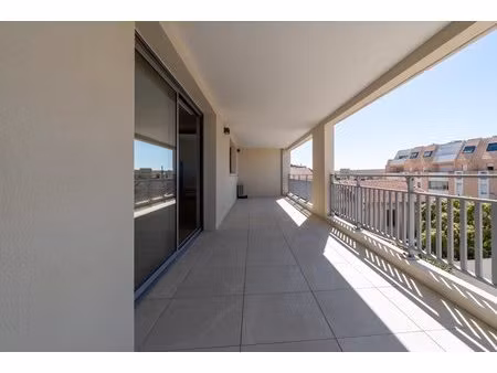 superbe t4 avec terrasse et parking  à deux pas des plages