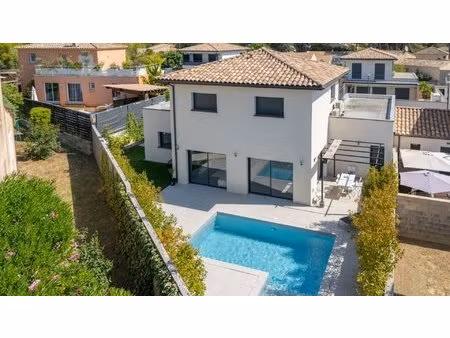 villa contemporaine de 140 m² avec piscine et suite parentale