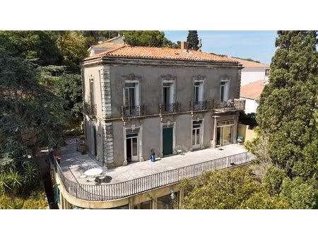 maison de maître du xixe siècle situé sur le mont saint clair à sète