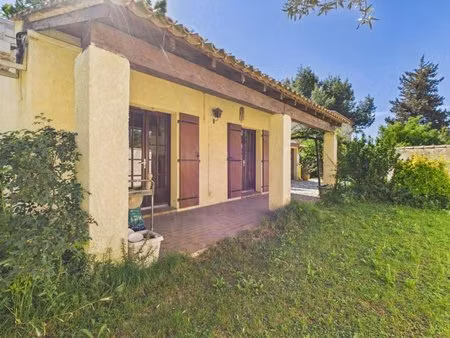 maison de plain pieds sur un terrain arboré