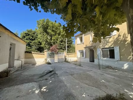 exclusivité :à camaret sur aigues au coeur du village maison avec dépendances et terrain..