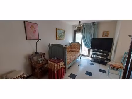 30. gard. nimes. appartement traversant climatisé de 106 m² avec terrasse dans résidence..