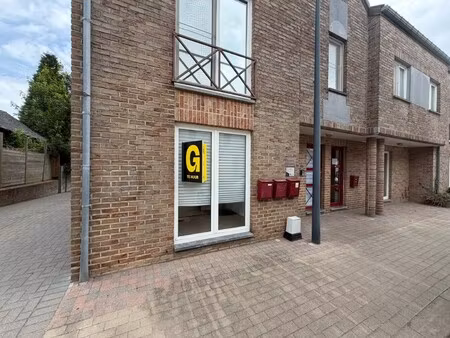netjes gerenoveerd 1-slaapkamer appartement met ruime kelder en inpandige garage