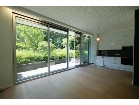 lichtrijke studio met terras