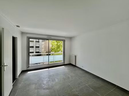 paris xvème  rue de vouillé  studio entièrement refait à neuf avec balcon et parking
