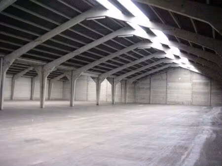 moderne loodsen in de industriezone te kuurne