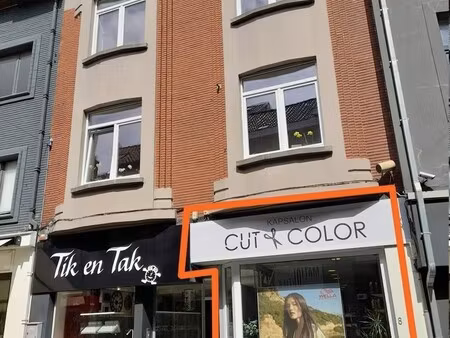 handelszaak gelijkvloers met 2 bergingen en toilet