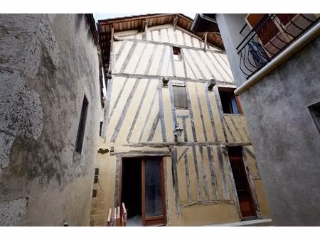 maison villageoise en pierre partiellement rénovée