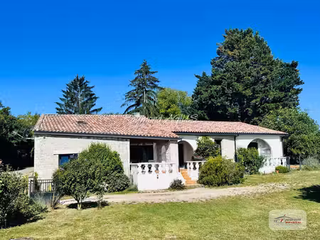 charmante maison traditionnelle en pierre avec annexe indépendante et piscine de 15 x 6 m