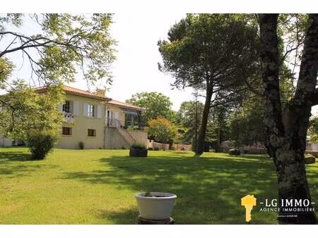 maison totalisant 296m2  beau jardin clos et arboré  proche de l'estuaire ...