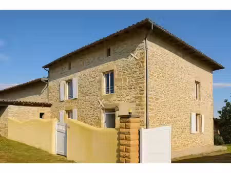 nieuil - maison en pierre rénovée avec jardin privé  piscine et garage