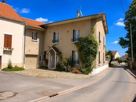 grande ferme française authentique  atmosphère de village paisible  étonnamment proche de.
