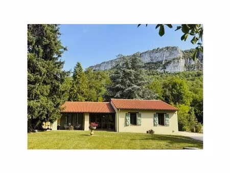 maison totalement rénové a vendre pres d'un maginifique village médiéval