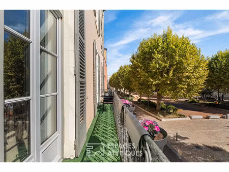 appartement ancien rénové avec balcon