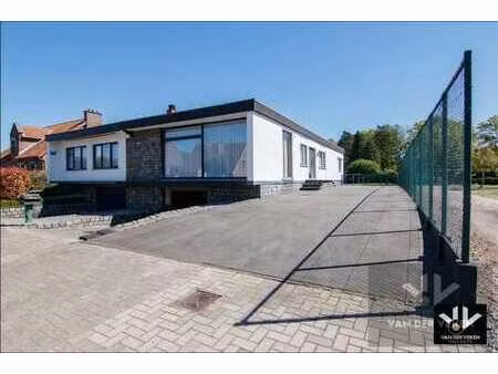 residentieel en rustig gelegen  te renoveren bungalow op ...