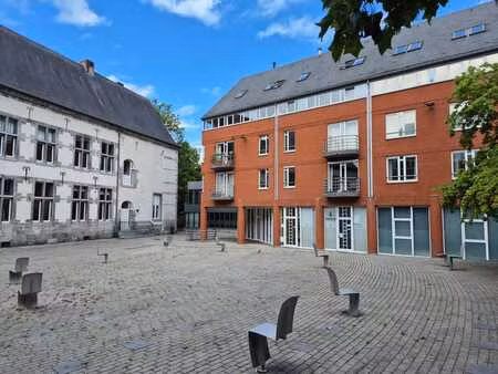 bureau entièrement équipé dans un petit business de standing