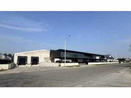 bâtiment d'entreprise récent avec de beaux bureaux à louer