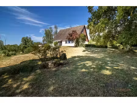 bèze - une maison familiale de 141 43 m² avec vue  terrain et âme de village