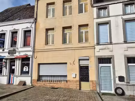 maison offrant 5 chambres  cour  grenier et cave
