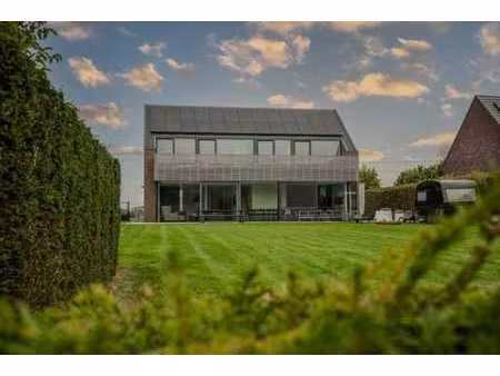 maison moderne avec vue dégagée et confort contemporain