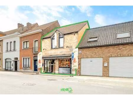 immeuble avec fonds de commerce à vendre à l'entrée de la vi