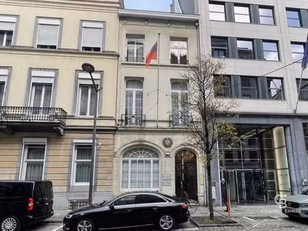 en plein coeur du quartier européen  hôtel de maître de 550