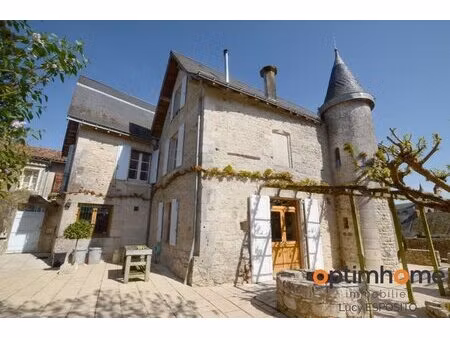 belle maison de 14ème siècle et 18ème siècle au coeur du village