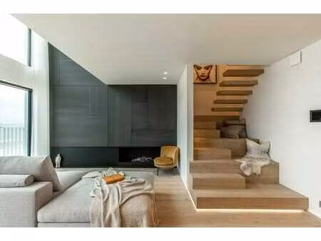 appartement en mezzanine luxueusement fini avec vue front...