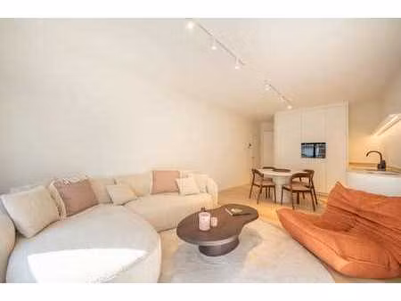 appartement luxueux rénové au rez-de-chaussée  idéalement...