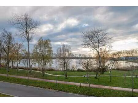 nieuwbouwappartement met zicht op het meer in duinenwater