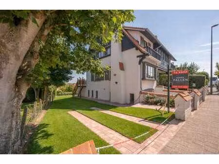 spacieuse villa jumelée avec jardin et terrasse  près de ...