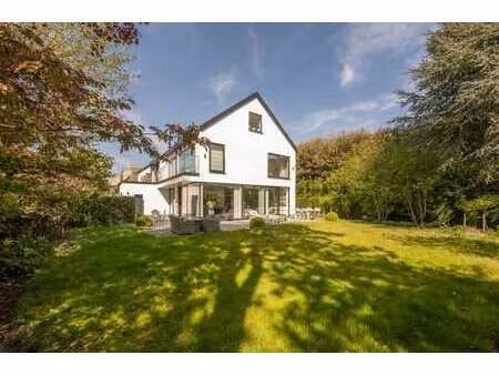 villa jumelée rénovée  idéalement située au calme en deux...