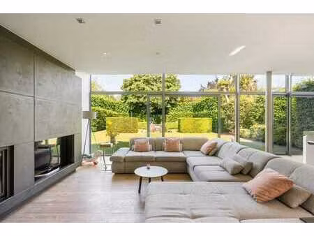 une villa élégante dans un écrin de verdure