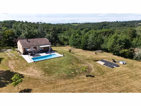 a vendre maison familiale de 142 m² au calme avec piscine chauffée et grand terrain !
